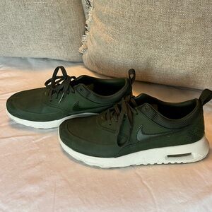 Women’s Hunter Green Nike Thea Leather/SnakeSkin 6.5